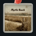 シーオーツオンザデューンズアットマートルビーチ メタルオーナメント<br><div class="desc">このセピア調色の写真は、サウスカロライナ州マートルビーチの桟橋14の近くの海風の中で揺れる海のオートのシーンを特徴としている。</div>