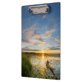 シーカヤックを静水にかき回す男性カヤッカー クリップボード (左)