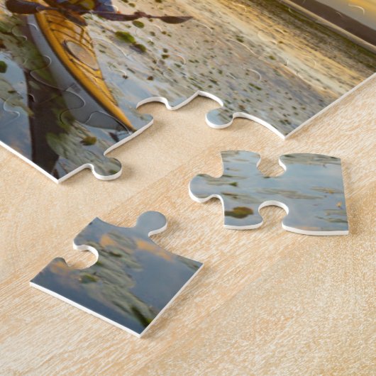 シーカヤックを静水にかき回す男性カヤッカー ジグソーパズル (側面)