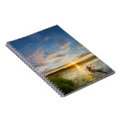 シーカヤックを静水にかき回す男性カヤッカー ノートブック (右側)