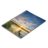 シーカヤックを静水にかき回す男性カヤッカー ノートブック (左側)