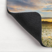 シーカヤックを静水にかき回す男性カヤッカー マウスパッド (コーナー)