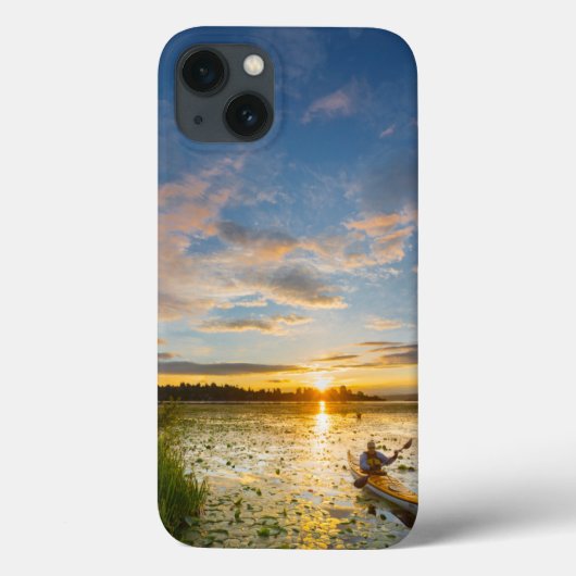 シーカヤックを静水にかき回す男性カヤッカー Case-Mate iPhoneケース (裏面)