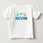 シークジラの最初の誕生日のシャツの下 ベビーTシャツ (裏面)