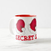 シークレットサンタギフトクロースハットレッドクリスマスホリデー ツートーンマグカップ (正面左)