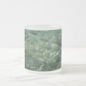 シーグラスI自然の上のカリブの水 フロストグラスマグカップ (中央)