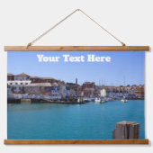 シーサイドチャーム – ウッドトップの歴史的なハーバーシーン 吊り下げ型タペストリー (正面)