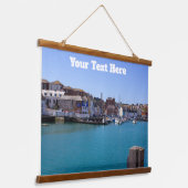 シーサイドチャーム – ウッドトップの歴史的なハーバーシーン 吊り下げ型タペストリー (傾斜あり)