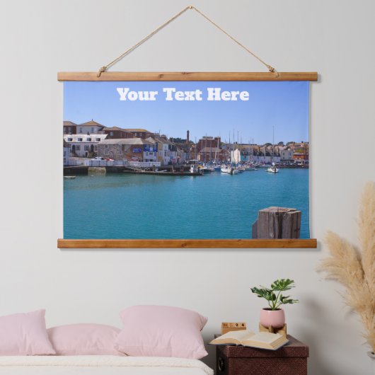 シーサイドチャーム – ウッドトップの歴史的なハーバーシーン 吊り下げ型タペストリー (寝室)