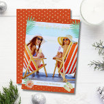 『シーサン熱帯ビーチ夏のクリスマス 箔シーズンカード<br><div class="desc">『海の太陽の熱帯ビーチ夏のクリスマスカードフォイルホリデーカードお気に入りのは、ビーチサンダル、ヤシのビーチと花のおもしろいをテーマにしたフレームに囲まれた写真を備え離れて、フォイルのアクセントとわずかにレトロなヴィンテージのヴィーベとして実在いる。提供されたモダン文字・ボックスの文字を編集して、おもしろい手書きスクリプト・タイポグラフィをパーソナライズする。写真のヒント： Zazzleにアップロードする前に写真を中央に配置する。©Evco Studio www.zazzle.com/store/evcostudioによる設計</div>