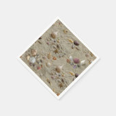 シーシェルがビーチ砂に囲まれている スタンダードカクテルナプキン (角)