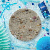 シーシェルがビーチ砂に囲まれている ペーパープレート (パーティー)