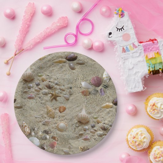 シーシェルがビーチ砂に囲まれている ペーパープレート (パーティー)