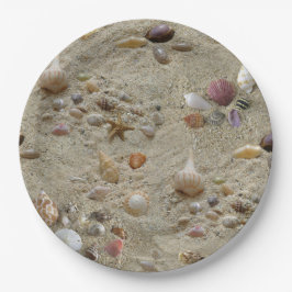 シーシェルがビーチ砂に囲まれている ペーパープレート