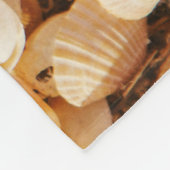 シーシェルテクスチャ夏のビーチ背景。 フリースブランケット (角)