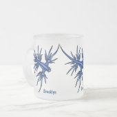 シースラグブルードラゴンイラストレーション フロストグラスマグカップ (正面左)