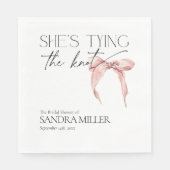 シーズタイイングザノットピンクボウブライダルシャワー スタンダードランチョンナプキン (正面)