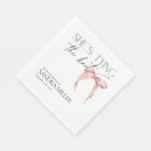 シーズタイイングザノットピンクボウブライダルシャワー スタンダードランチョンナプキン (角)