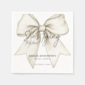 シーズタイイングザノットホワイトボウブライダルシャワー スタンダードカクテルナプキン (正面)