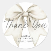 シーズタイイングザノットホワイトボウブライダルシャワー ラウンドシール (正面)