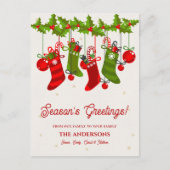 シーズンのグリーティングクリスマスストッキングファミリー ポストカード (正面)