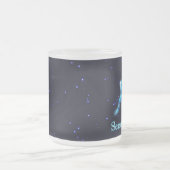 シーズンの挨拶 – Blue Caribou （トナカイ） フロストグラスマグカップ (中央)