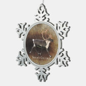 シーズンの挨拶 – Bull Caribou （トナカイ） スノーフレークピューターオーナメント (右)