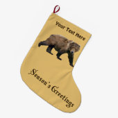 シーズンの挨拶 – Kodiak Bear ラージクリスマスストッキング (正面 (吊り時))