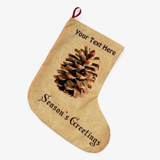 シーズンの挨拶 – Pine Cone ラージクリスマスストッキング (正面 (吊り時))