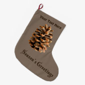 シーズンの挨拶 – Pine Cone ラージクリスマスストッキング (正面 (吊り時))
