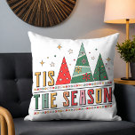 シーズンクリスマスモダンタイポグラフィ クッション<br><div class="desc">「この季節のクリスマスモダンタイポグラフィフェスティバル休日装飾用クッションクッションは、クリスマスの木々にアクセント付きスクリプモダントタイポグラフィの文字"Tis The Season"を備えモダンている。クリスマスプレゼント、クリスマスデコール、ホリデーパーティーなどに最適。Evco Studio www.zazzle.com/store/evcostudioによって作成</div>
