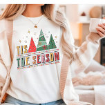 シーズンクリスマスモダンタイポグラフィ トライブレンドＴシャツ<br><div class="desc">クリスマスのタイポグラフィのモダンフェスティバルホリデートリーブレンドシャツは、クリスマスの木々にアクセントを付けたスクリプトのタイポグラフィでモダン文字の"Tis The Season"を備えモダンている。クリスマスギフト、クリスマスパーティー、休日のお祝い、誕生日などに最適。Evco Studio www.zazzle.com/store/evcostudioによって作成</div>