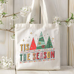 シーズンクリスマスモダンタイポグラフィ トートバッグ<br><div class="desc">「この季節のクリスマスモダンタイポグラフィフェスティバルホリデートートバッグは、クリスマスの木々にアクセントを付けモダンたスクリプトタイポグラフィの文字「Tis The Season」を備えモダンている。クリスマスプレゼント、クリスマスデコール、ホリデーパーティーなどに最適。Evco Studio www.zazzle.com/store/evcostudioによって作成</div>