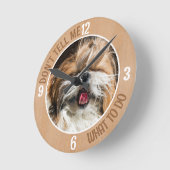 シーズー(犬)のおもしろい舌を私に何をすべきか教えてはいけない ラウンド壁時計 (傾斜)