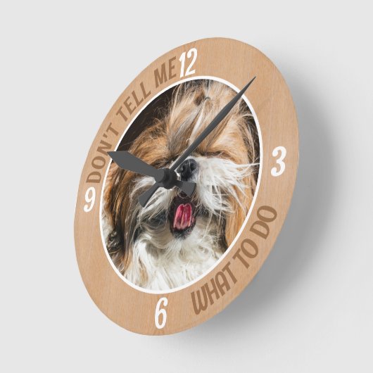シーズー(犬)のおもしろい舌を私に何をすべきか教えてはいけない ラウンド壁時計 (傾斜)