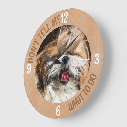 シーズー(犬)のおもしろい舌を私に何をすべきか教えてはいけない ラージ壁時計 (傾斜)