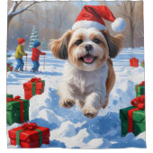シーズー(犬)の走Tzuクリスマス帽子と雪 シャワーカーテン (正面)