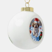 シーズー（犬）の走Tzuクリスマス帽子と雪 セラミックボールオーナメント (左)