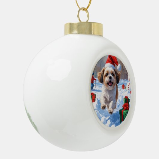 シーズー(犬)の走Tzuクリスマス帽子と雪 セラミックボールオーナメント (左)