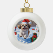 シーズー(犬)の走Tzuクリスマス帽子と雪 セラミックボールオーナメント (正面)