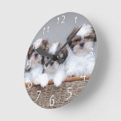 シーズー(犬)のTzuの子犬 ラウンド壁時計 (傾斜)