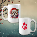 シーズー（犬）のTzu Dog in Santa Hat Christmas パーソナライズされた コーヒーマグカップ<br><div class="desc">あなたもしはシーズー（犬）Tzuが大好きでかわいいクリスマスコーヒーのマグカップが欲しい、ここに行く！かわいい水色スタイルアイアートシーズー（犬）Tzu in Santa Hat.</div>