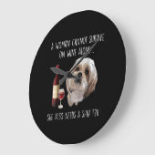 シーズー(犬)津|女性はワインだけで生き延びは飲めない ラージ壁時計 (傾斜)