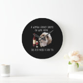 シーズー(犬)津|女性はワインだけで生き延びは飲めない ラージ壁時計 (ホーム)