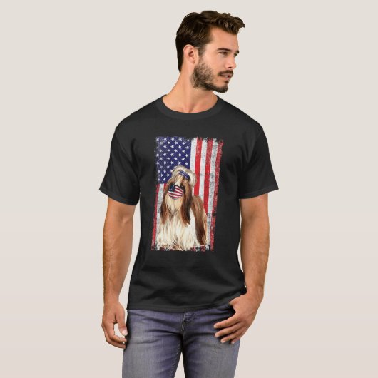 シーズー(犬)TZUアメリカ国旗の犬が4番目の顔マスクを着用 Tシャツ (正面フル)
