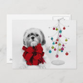 シーズー(犬)Tzu犬のおもちゃのクリスマスツリーで赤い弓 シーズンポストカード (正面/裏面)