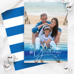 シーズ&グリーティングコースタルブルー海グラデーション写真 シーズンカード<br><div class="desc">沿岸の海クールカジュアル辺の休日のクリスマスのコレクションと一緒に航海のこの休日の海のインスパイア息子をキャプチャ。デザインは、あなたの美しい家族の写真を表示するための完全な写真レイアウトを備えている。「海と挨拶」は、船のいかりとスタイリッシュタイポグラフィデザインで設計さ航海のれている。裏側には白いいかりはっきりしたアイコン付きストライプの海航海の岸の青いデザインが付いている。</div>