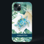 シータートルビーチイカスタムー電話ケース iPhone 13ケース<br><div class="desc">このカスタム電話ケースは、水色のウミガメ、海岸線、熱帯モンステラのパームを備え葉ている。ネイビーブルーの背景に白で名前を付けてパーソナライズ。アートワークとデザインby Victoria Grigaliunas.このような海の生活やビーチケースを見るには、www.zazzle.com/dotellabelleを参照して下さい</div>