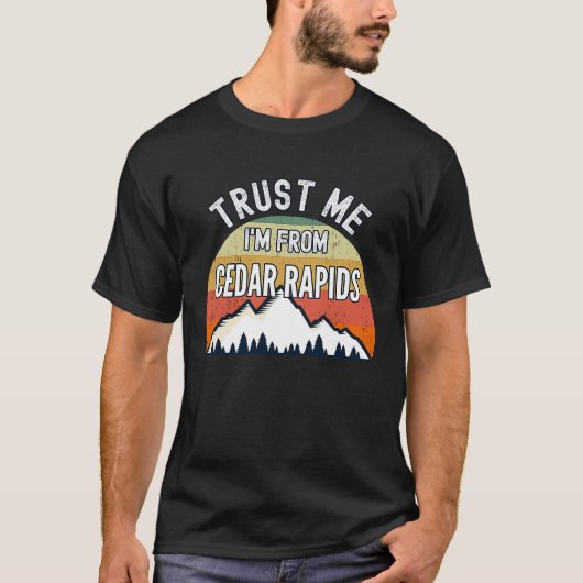 シーダー・ラピッズ Trust Me I'm From Cedar Rapids Tシャツ (正面)
