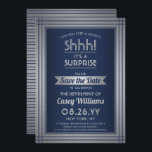 シーッ！サプライズリタイアエレガントパーティーネイビーブルー セーブザデート<br><div class="desc">秘密保はある？招待状の同僚、同僚、家族と友人は、ネイビーエレガントブルーとシルバーフォイルとカスタムエキサイティングなサプライズ退職お祝いに日フェイク付パーティの招待状を保存する。このテンプレート上のすべての文言シンプルは、メッセージを含むパーソナライズするメッセージである"し！驚いたよ」 このデザインはモダンクラシック縁どヴィンテージアストライプのートデコタイポグラフィと脚書スタイリッシュを備えている。銀は金属箔ではなくグレーグラデーション色で印刷されることに注意して。この男女兼用デザインは男性にも女性にも適している。おめでとうございます！</div>